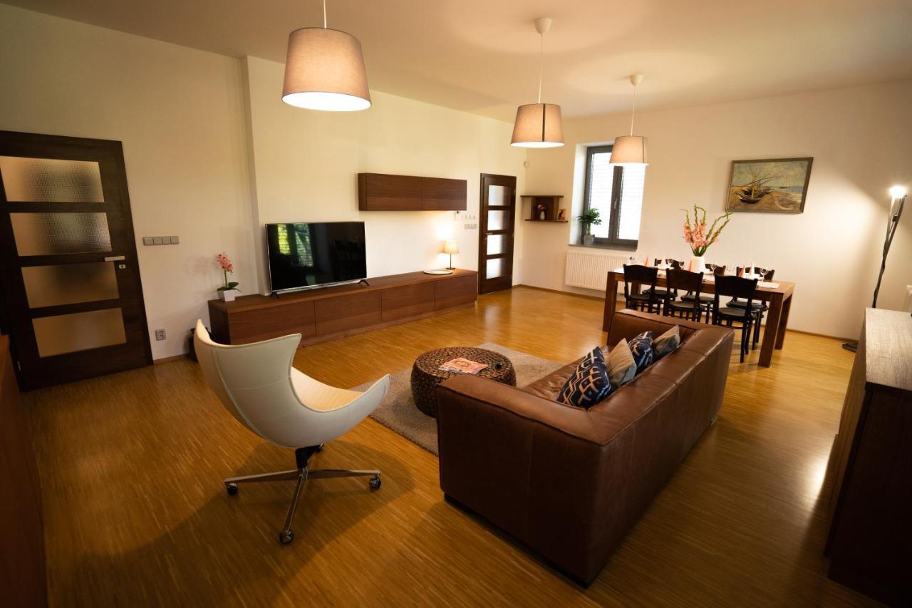 Black Field Apartment Brno Eksteriør billede